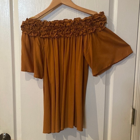 Tops - She + sky Sz S Gold ruffled off the shoulder flutter sleeve top
